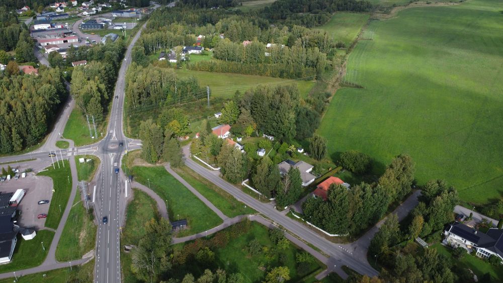 Drönarbild över Ellevios ledningar som går över lilla Hammarrondellen och norröver.